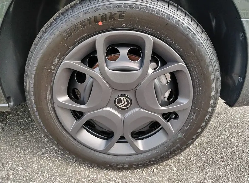 Gros plan sur la roue avant droite du Citroën Jumpy Cabine Approfondie gris titane avec jante tôlée noire 17 pouces et enjoliveur noir.