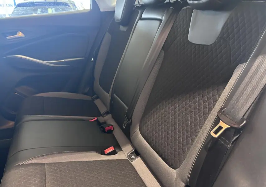 Vue latérale droite de la banquette arrière noire avec appuis-tête et ceintures de sécurité de l’Opel Grandland 2019.