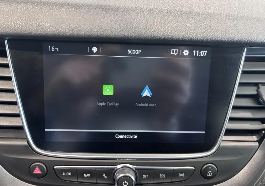 Écran tactile central de l’Opel Grandland rouge foncé, affichant Apple CarPlay et Android Auto.