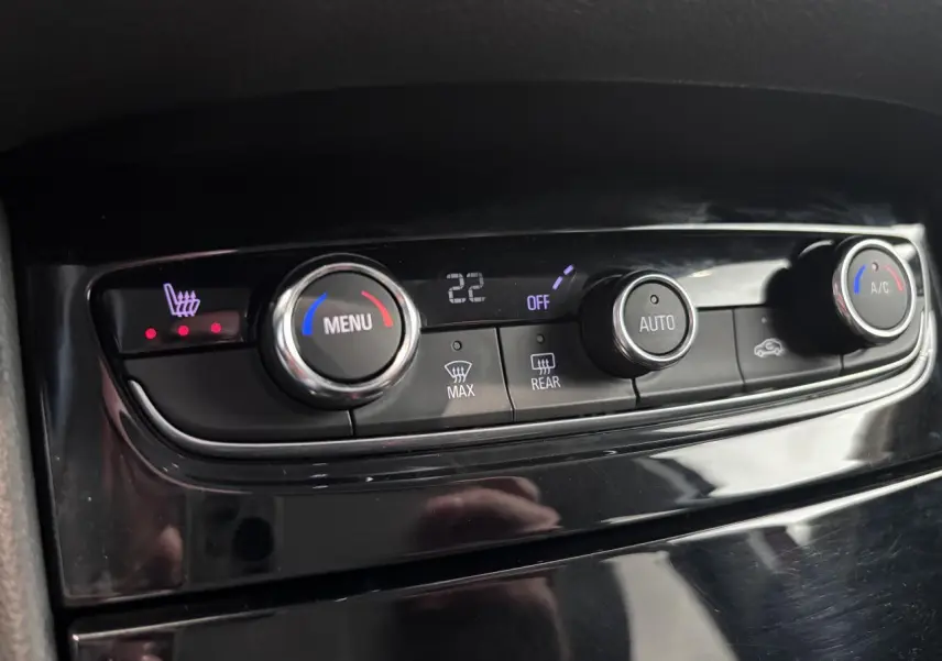 Détail de la console centrale noire du Opel Grandland 2019, montrant les commandes de climatisation et sièges chauffants.