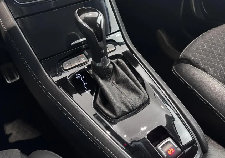 Le levier de vitesse automatique noir brillant de l’Opel Grandland X, vue rapprochée de la console centrale intérieure.
