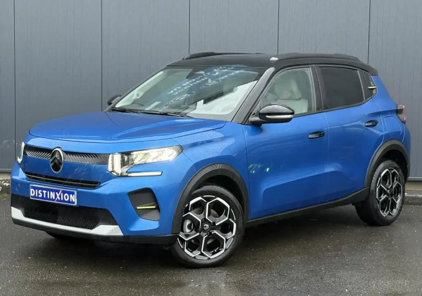 SUV Citroën C3 bleu Bright Blue, vue 3/4 avant droit, toit noir et jantes alliage distinctives.