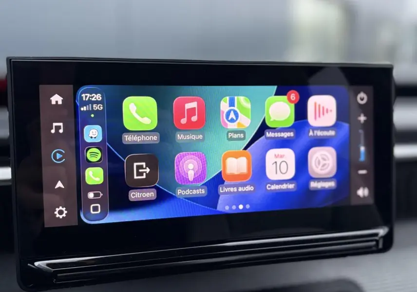 Écran central tactile de la Citroën C3 2025 affichant l'interface Apple CarPlay colorée en intérieur.