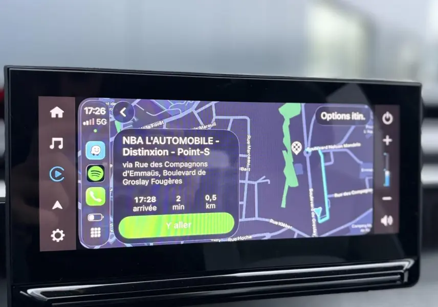 Écran central 10 pouces de la Citroën C3 Turbo 100 Max affichant la navigation GPS en mode nuit.