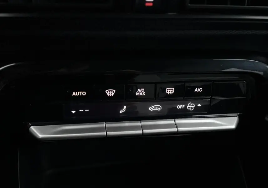 Panneau de commande de climatisation automatique de la Citroën C3 Turbo 100 Max, vue rapprochée intérieure.