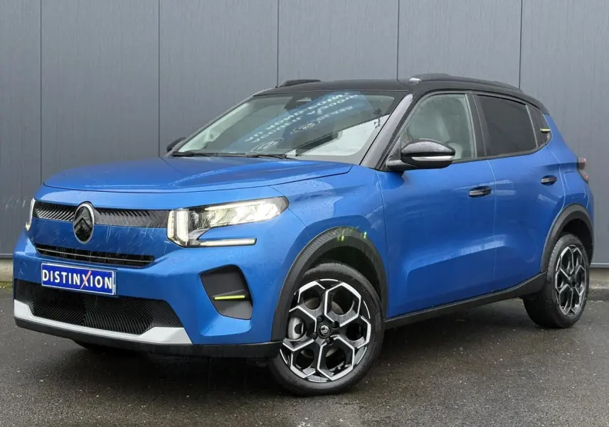 Citroën C3 Turbo 100 Max bleu Bright Blue en 3/4 avant droit avec toit noir Perla Nera et jantes alliage 17 pouces.