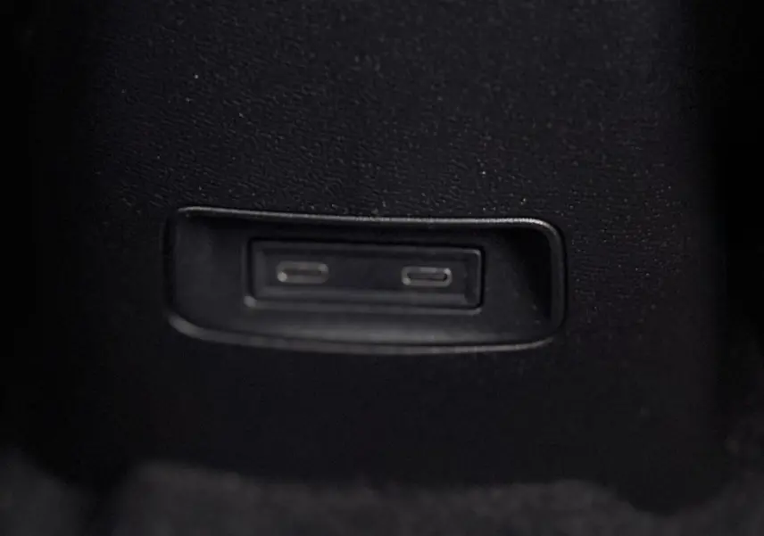 Prise USB-C double en gros plan sur la console centrale noire du Citroën C3 Turbo 100 Max 2025.