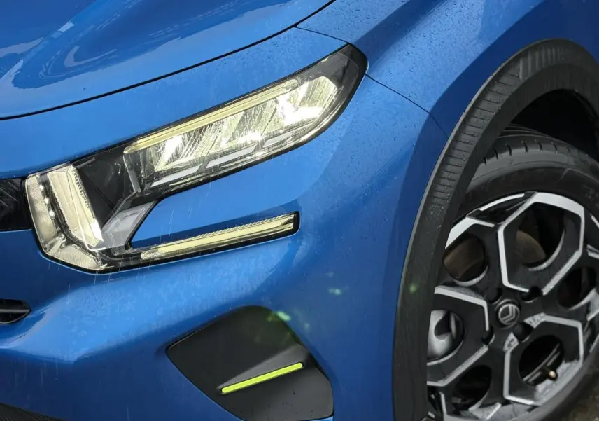 Gros plan sur l'avant droit de la Citroën C3 Turbo 100 Bright Blue, mettant en valeur le phare LED et la jante alliage 17 pouces.