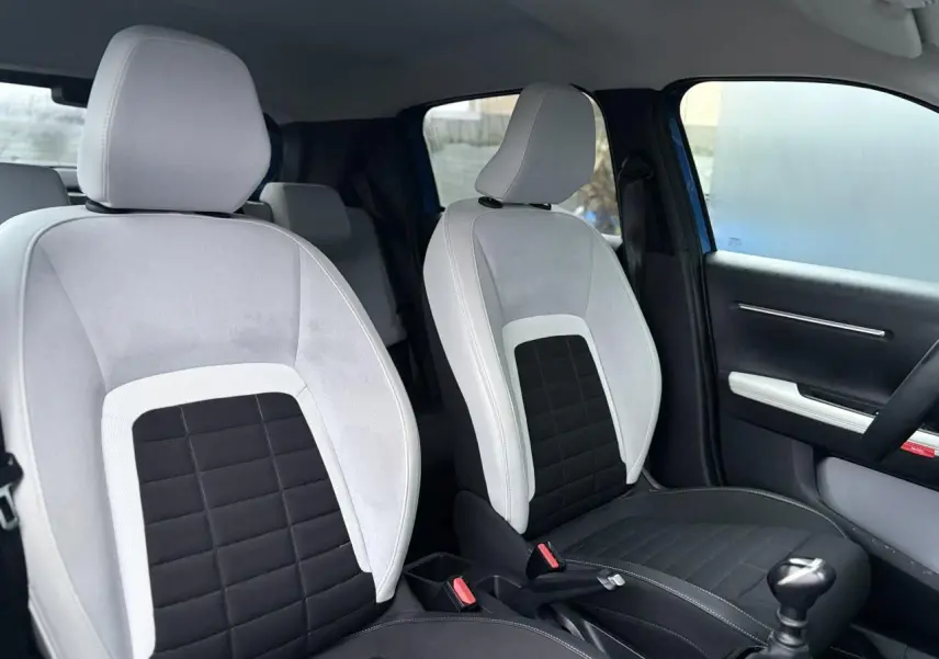 Vue intérieure côté droit des sièges avant bicolores gris clair et noir de la Citroën C3 Turbo 100 Max 2025.