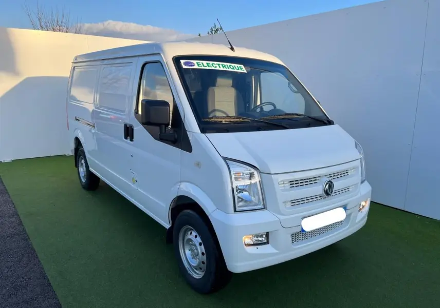 Fourgon blanc SERES DFSK EC35 électrique vu en 3/4 avant droit avec autocollant "ELECTRIQUE" sur pare-brise.