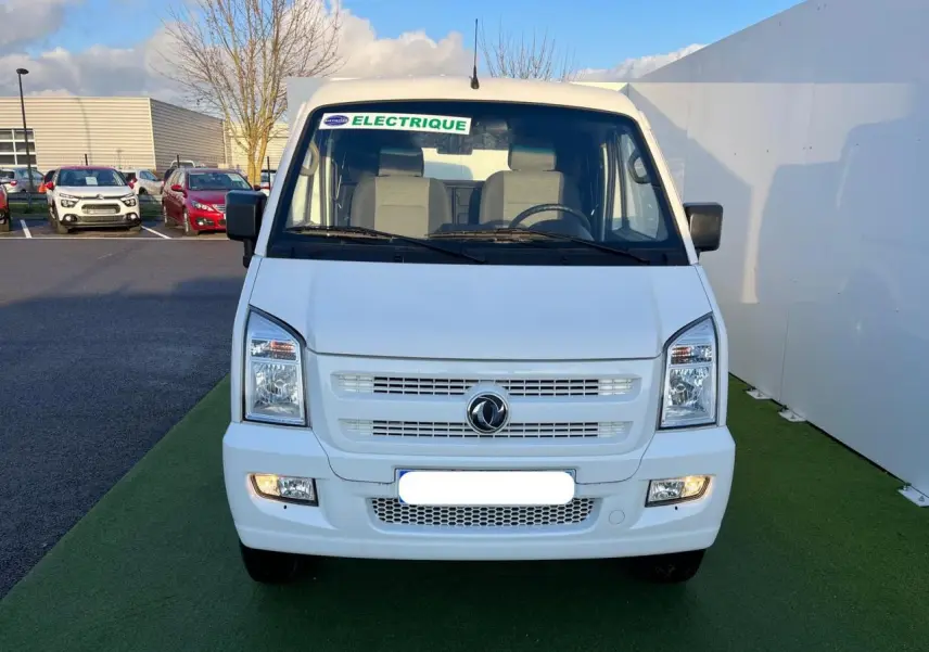 Vue frontale d'un fourgon blanc SERES DFSK EC35 électrique 2022 avec autocollant "ELECTRIQUE" sur le pare-brise.