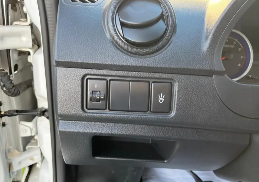 Détail du tableau de bord côté gauche du fourgon blanc SERES DFSK EC35 électrique avec commandes d'éclairage et ventilation.