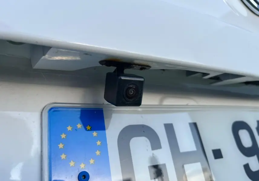 Gros plan sur la caméra de recul noire fixée au-dessus de la plaque blanche du fourgon électrique SERES DFSK EC35.
