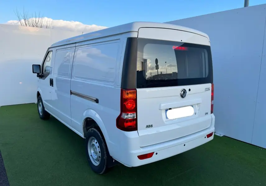 Vue 3/4 arrière droite d'un fourgon blanc SERES DFSK EC35 100% électrique avec porte latérale coulissante et feux arrière visibles.