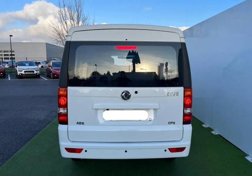 Vue arrière d'un fourgon blanc SERES DFSK EC35 électrique 2022 avec feux allumés et vitres teintées.