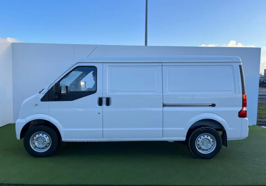 Vue latérale droite d'un fourgon blanc SERES DFSK EC35 électrique 2022 avec porte latérale coulissante et jantes acier.