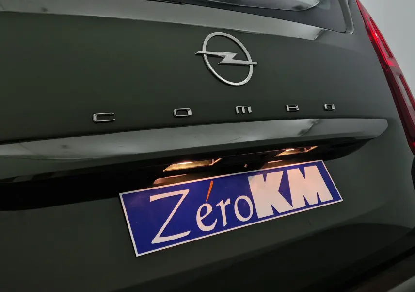 Gros plan sur l'arrière vert Sirkka d'un Opel Combo Life avec logo et plaque Zéro KM éclairée.