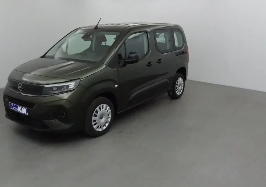 Opel Combo Life vert Sirkka en 3/4 avant droit, monospace compact avec fenêtres latérales et jantes acier.