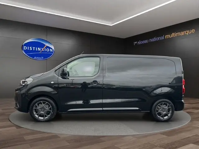 Profil côté gauche d'un Citroën Jumpy noir 2025, fourgon utilitaire avec jantes alliage et vitres teintées.