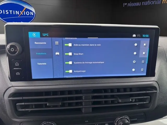 Écran tactile central du tableau de bord du Citroën Jumpy 2025 affichant les aides à la conduite.