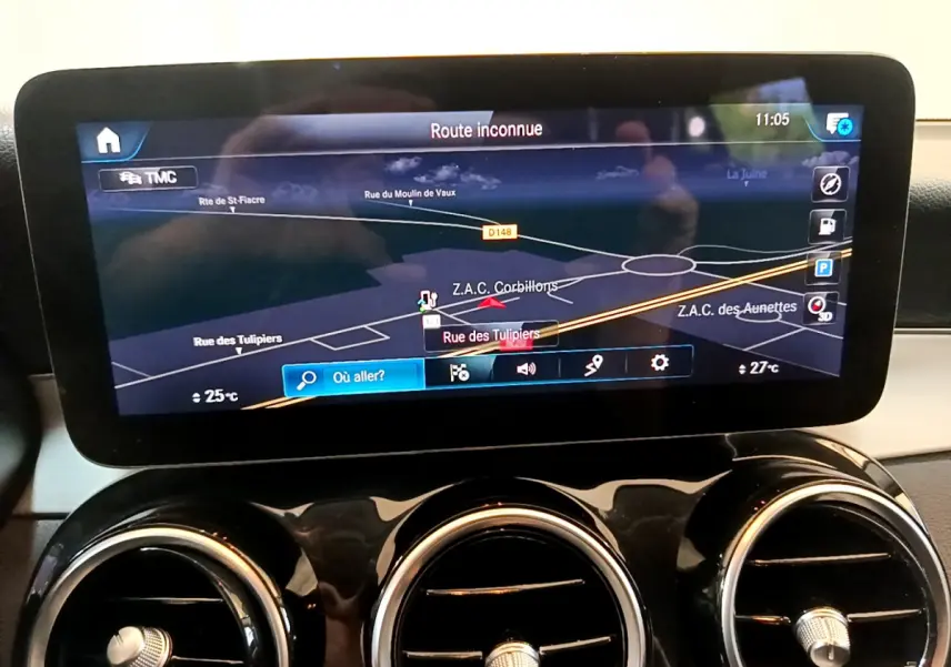 Écran tactile de navigation 10,3 pouces sur tableau de bord noir d'une Mercedes GLC 300 E AMG Line 2021