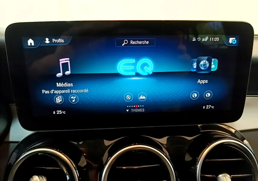 Écran tactile central du tableau de bord du Mercedes GLC 300 E AMG Line hybride, affichage multimédia EQ.