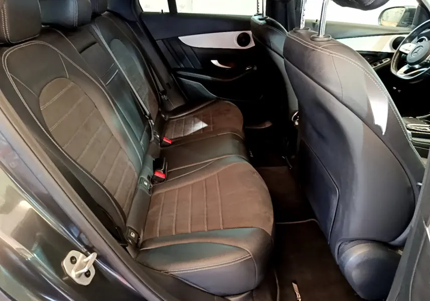Vue intérieure côté gauche des sièges arrière en cuir noir et alcantara du Mercedes GLC 300 E AMG Line 2021 gris foncé