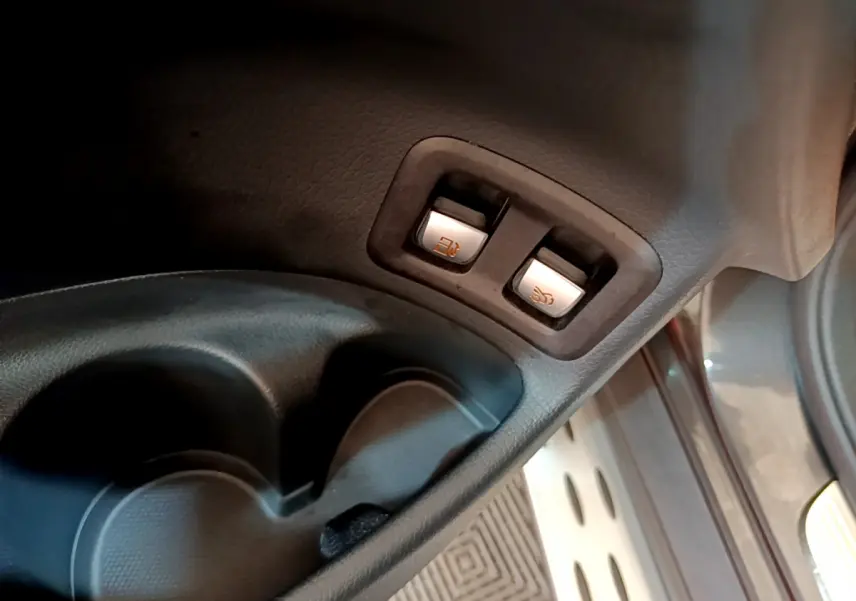 Gros plan sur les commandes de verrouillage et déverrouillage de porte dans l’habitacle gris foncé du Mercedes GLC 300 E AMG Line 2021.