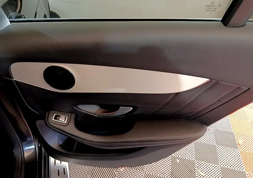 Vue rapprochée de la porte côté gauche du Mercedes GLC 300 E AMG Line 2021, avec garniture noire et insert aluminium brossé.