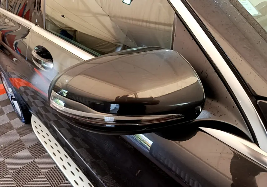 Rétroviseur côté gauche gris foncé du Mercedes GLC 300 E AMG Line 4MATIC, vue rapprochée en intérieur.