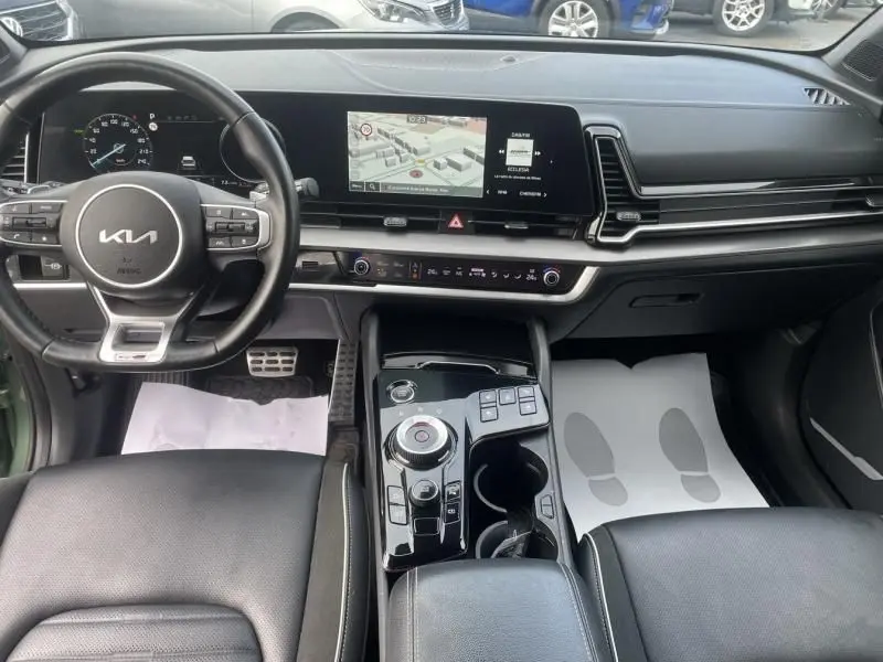 Vue intérieure du tableau de bord du KIA SPORTAGE 1.6 T-GDI 230 CV GT-LINE PREMIUM 2022, avec écran tactile et volant multifonction.