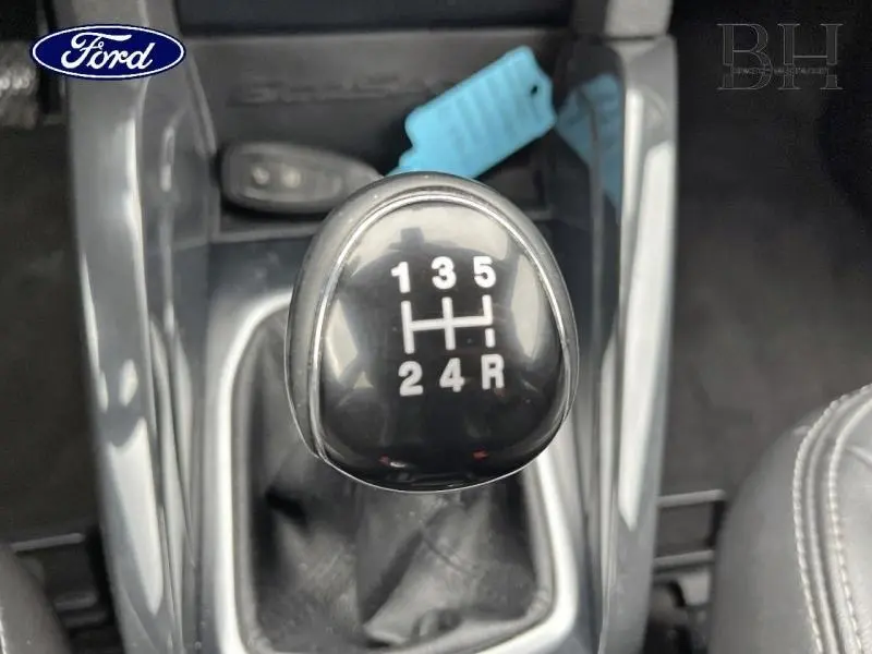 Gros plan sur le pommeau de levier de vitesses manuel noir du Ford EcoSport 2017 finition Titanium Smoke.