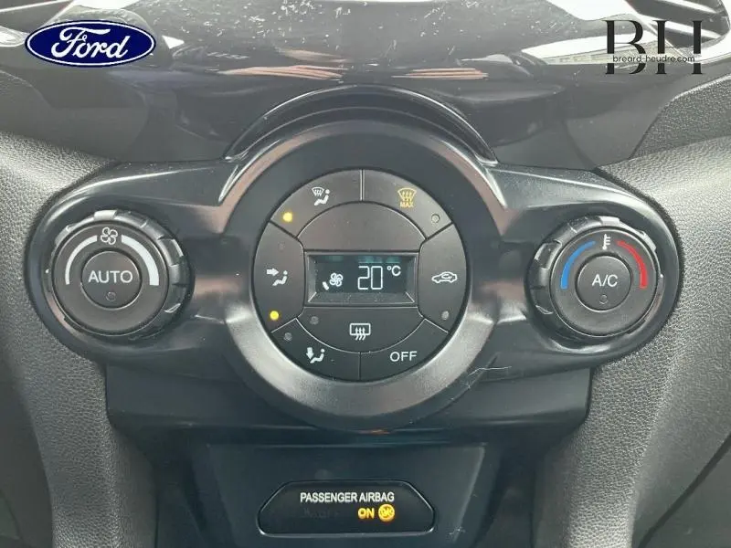 Détail du tableau de bord du Ford EcoSport 2017 avec commandes de climatisation automatique affichant 20°C.