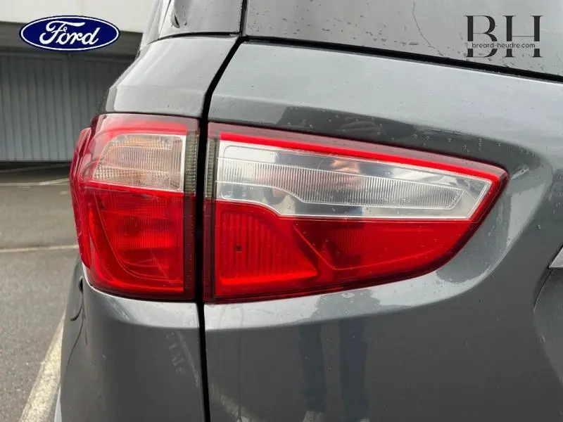 Gros plan sur le feu arrière gauche du Ford EcoSport 2017 couleur Smoke, soulignant les détails lumineux et la carrosserie grise.