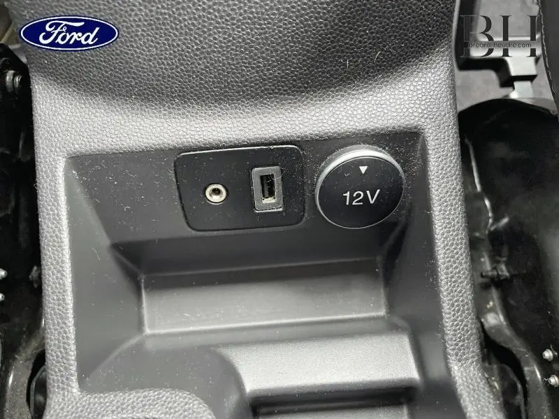 Gros plan sur la prise 12V, port USB et prise auxiliaire dans la console centrale du Ford EcoSport Smoke 2017.