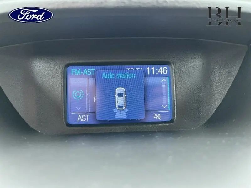 Écran multifonction bleu affichant l'aide au stationnement dans le tableau de bord du Ford EcoSport gris Smoke.