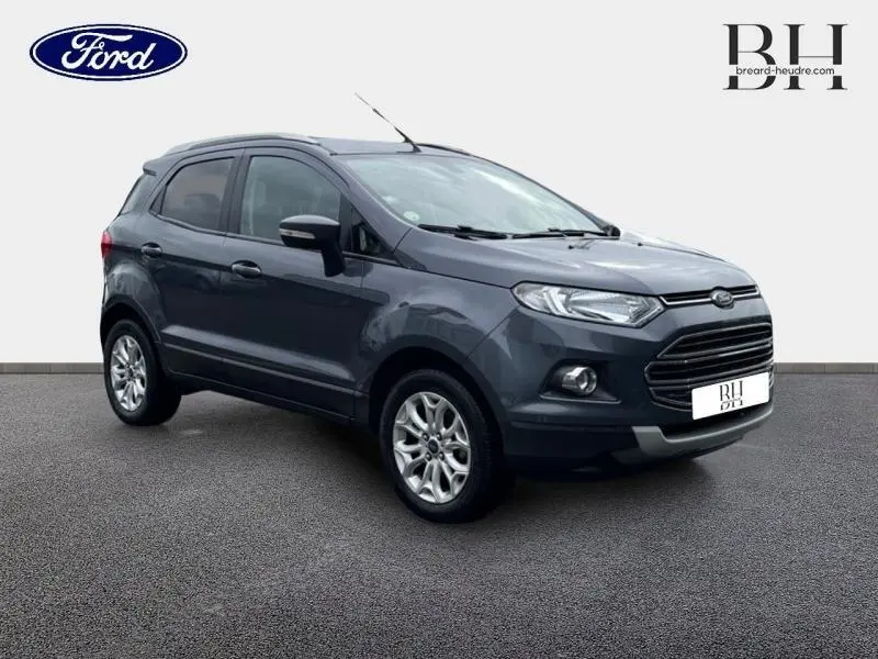 Vue 3/4 avant droit d'un Ford EcoSport 2017 gris Smoke avec jantes alliage et barres de toit visibles.