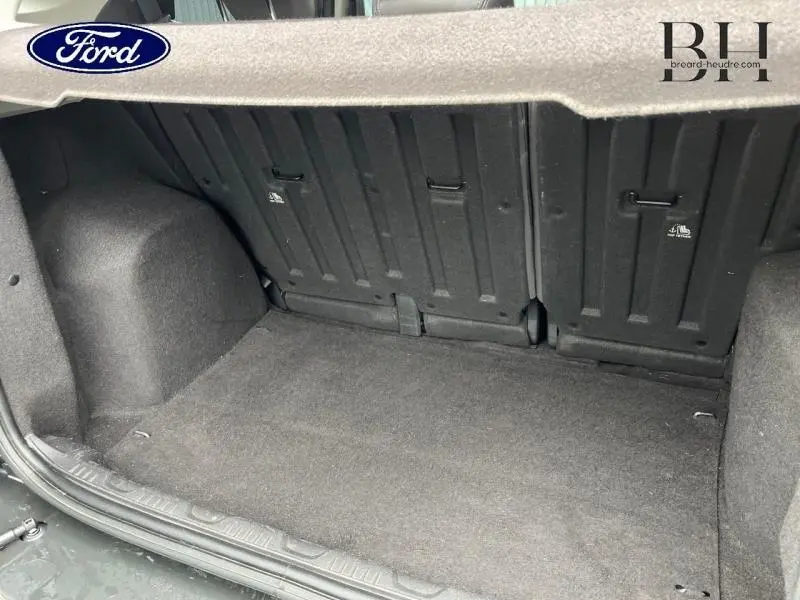 Vue du coffre ouvert du Ford EcoSport 1.5 TDCi 2017 en couleur Smoke, montrant l'espace de rangement arrière.
