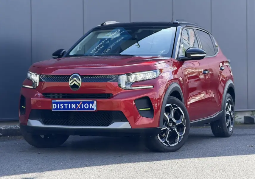 Citroën C3 Rouge Elixir en 3/4 avant droit avec toit noir Perla Nera et jantes alliage 17 pouces.