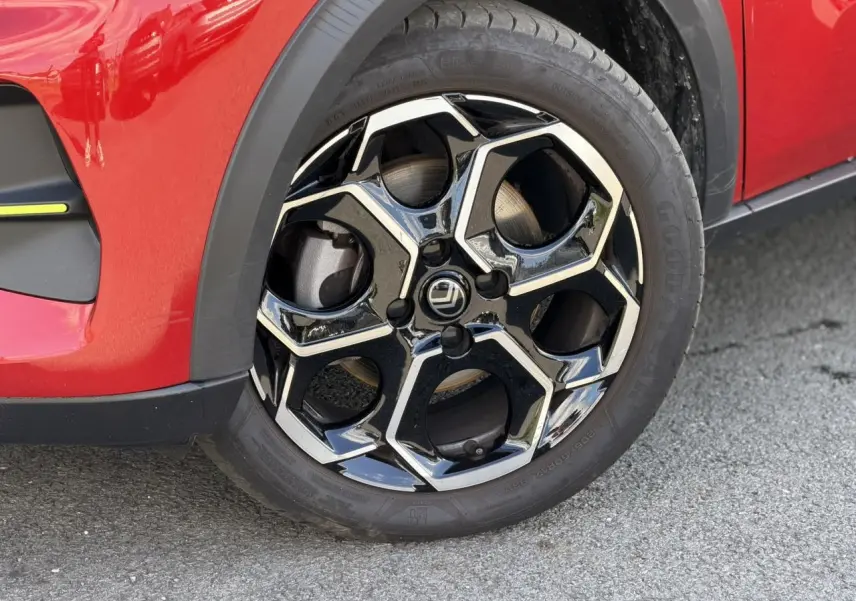 Gros plan sur la jante alliage 17 pouces Atacamite diamantée du côté avant gauche de la Citroën C3 Rouge Elixir.