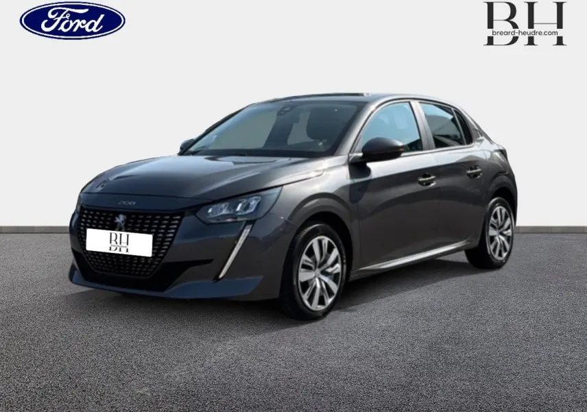 Peugeot 208 gris Platinium en 3/4 avant droit, avec calandre noire et feux LED distinctifs visibles.