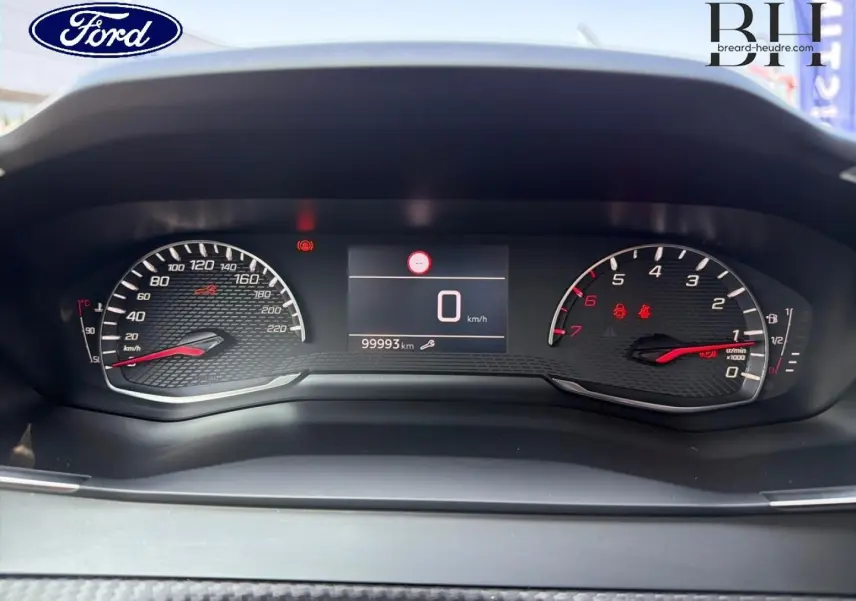 Vue rapprochée du combiné d’instruments Peugeot 208 1.5 BlueHDi gris Platinium, affichant 99993 km et 0 km/h.