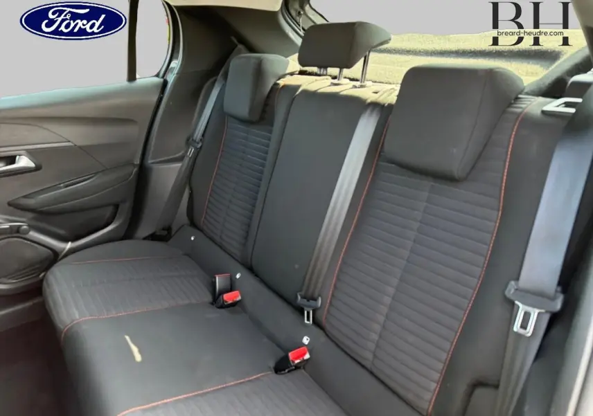 Vue intérieure de la banquette arrière noire avec surpiqûres rouges d'une Peugeot 208 1.5 BlueHDi 2020.