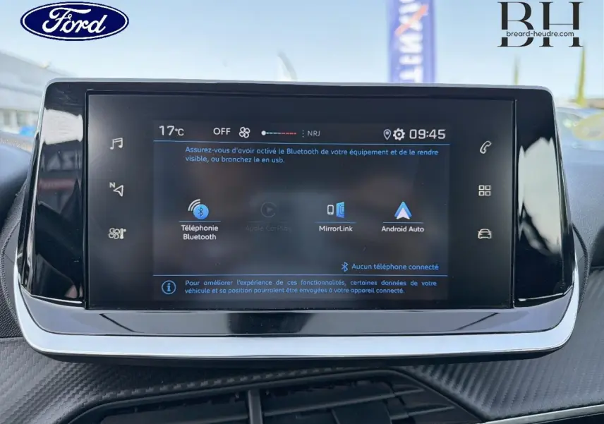 Vue rapprochée de l'écran tactile multimédia de la Peugeot 208 gris Platinium, affichant les options Bluetooth et Android Auto.