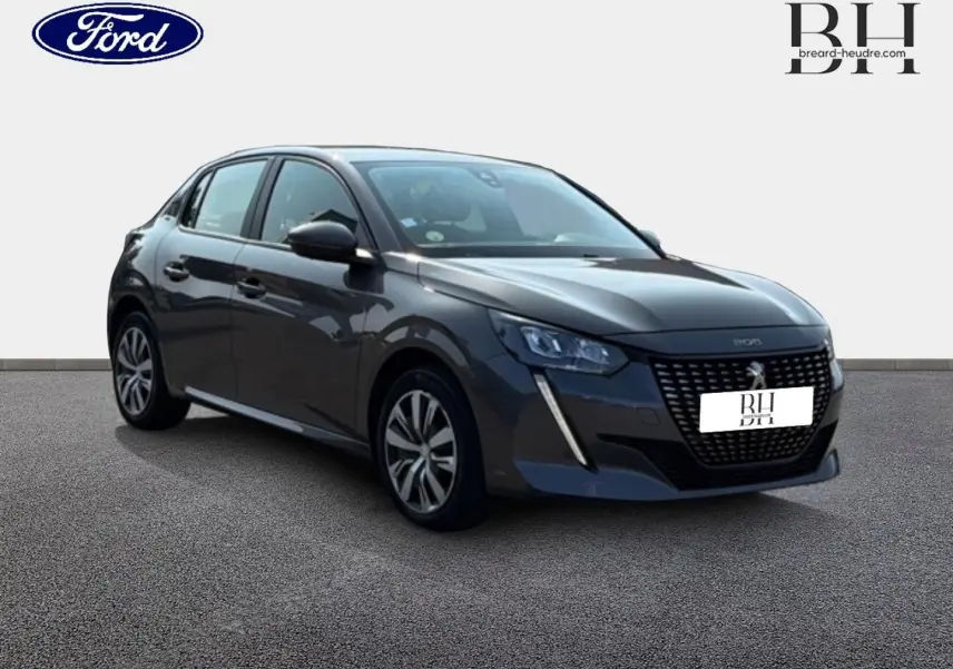 Peugeot 208 gris Platinium vue 3/4 avant droit, avec calandre distinctive et feux LED verticaux.