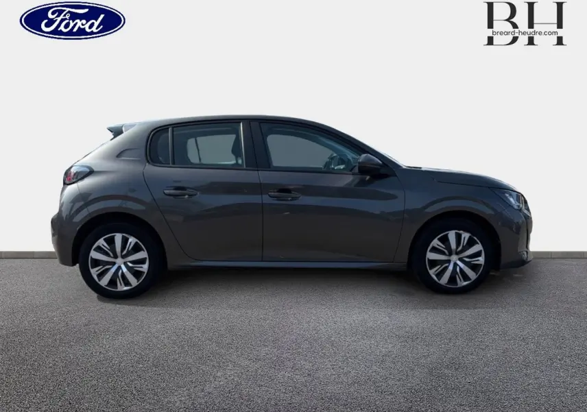 Profil côté gauche d'une Peugeot 208 gris Platinium avec jantes alliage et attelage visible à l'arrière.