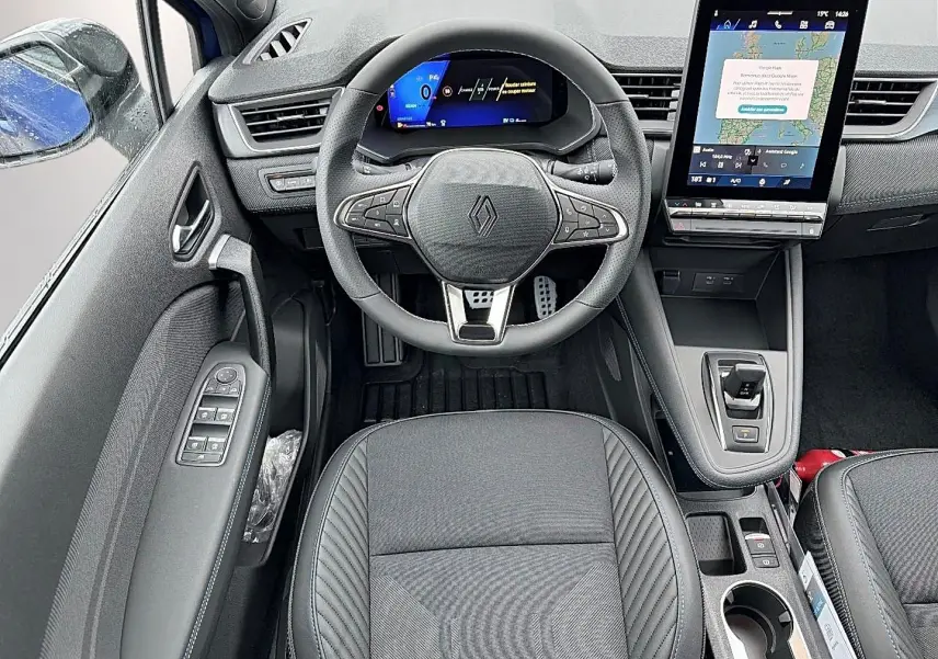 Vue intérieure centrée sur le poste de conduite du Renault Symbioz 2026, volant multifonction et écran tactile vertical.