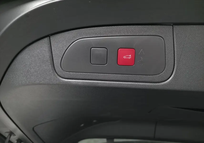 Boutons de commande du hayon motorisé sur la partie intérieure du coffre d’un DS7 Crossback gris.