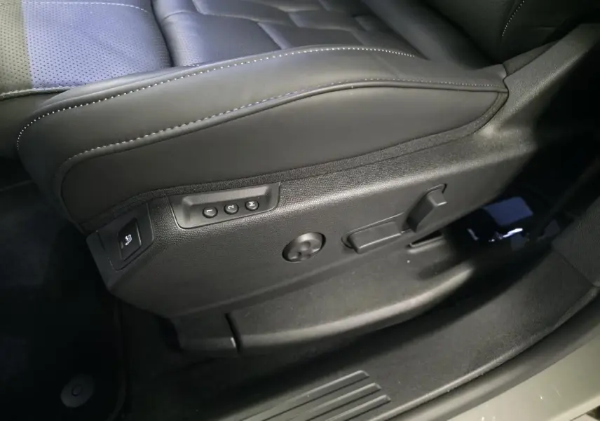 Détail du côté gauche du siège avant en cuir noir avec commandes électriques sur DS7 Crossback gris 2025.