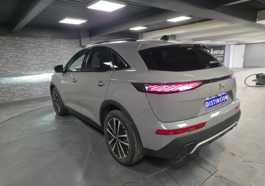 Vue 3/4 arrière droite du DS7 Crossback gris métallisé avec feux arrière LED 3D et jantes alliage 19 pouces.